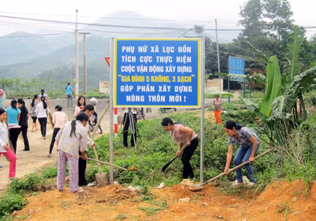 Hội viên, phụ nữ xã Lục Hồn (Bình Liêu) hưởng ứng cuộc vận động xây dựng “Gia đình 5 không, 3 sạch”.