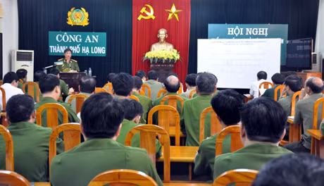 Đại tá Đỗ Văn Lực, Phó Giám đốc Công an tỉnh kết luận tại cuộc họp triển khai kế hoạch bảo vệ chương trình Carnaval Hạ Long 2013.