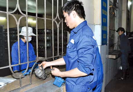 Nhận bảo hộ lao động và vào nơi sản xuất từ cửa lò mức +40 xuống -96.