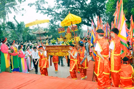 Lễ hội đình Lạc Thanh sẽ được tổ chức vào tháng 4, hưởng ứng chương trình Carnaval Hạ Long 2013. Trong ảnh: Lễ hội đình năm 2012.