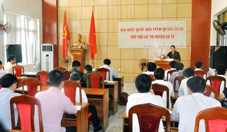Đồng chí Đỗ Thị Hoàng, Phó Bí thư Thường trực Tỉnh uỷ, Trưởng Đoàn ĐBQH tỉnh khoá XIII phát biểu tại buổi tiếp xúc cử tri huyện Cô Tô
