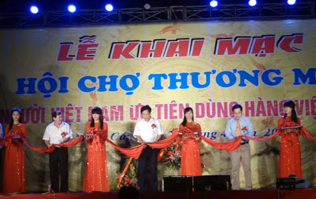 Các đại biểu cắt băng khai mạc hội chợ
