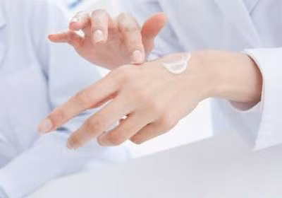 Các nhà khoa học đề nghị cách thử là bôi mỹ phẩm vào mặt lưng của bàn tay