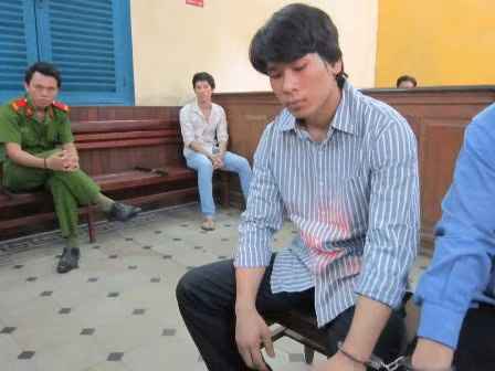 Chỉ vì người vợ nói nhiều và Tây đã bóp cổ “vợ” đến chết.