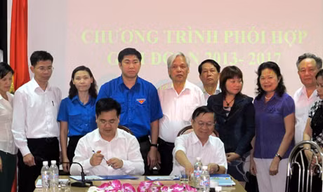 Lễ ký kết chương trình phối hợp giữa Tỉnh Đoàn và Hội VNDG tỉnh.