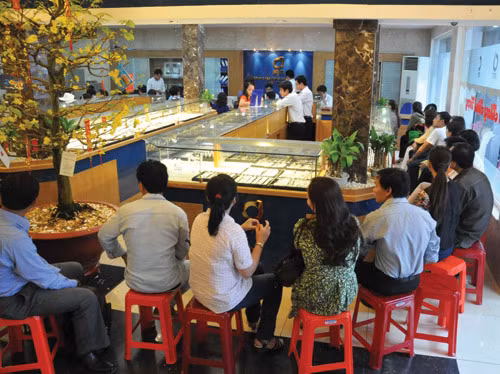 Người lỗ là người mua vàng - Ảnh: Diệp Đức Minh