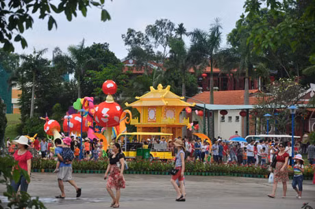 Vào dịp này, mỗi ngày khu du lịch quốc tế Tuần Châu đón vài ngàn lượt khách tham quan.