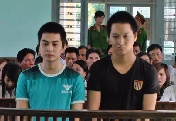 Bị cáo Quang (áo xanh) và Dũng (áo đen) trước vành móng ngựa