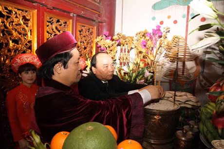 Đồng chí Nguyễn Xuân Phúc và đồng chí Hoàng Dân Mạc thành kính dâng hương tưởng niệm các Vua Hùng.