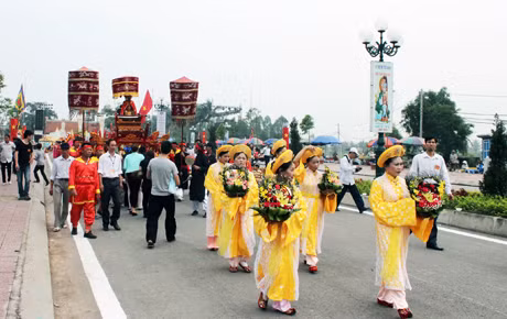 Đoàn rước tượng Đức thánh Trần Hưng Đạo trong Lễ hội Bạch Đằng.