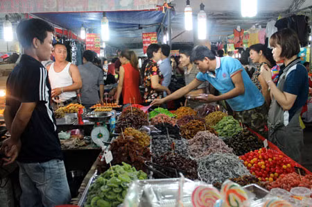 Ngay trong tối khai mạc đã có rất đông khách đến Hội chợ/