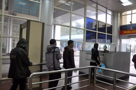 Tuổi trẻ Đồn BP Cửa khẩu quốc tế Móng Cái là lực lượng nòng cốt đảm bảo lưu thông cửa khẩu. Trong ảnh: Làm thủ tục XNC cho khách du lịch.