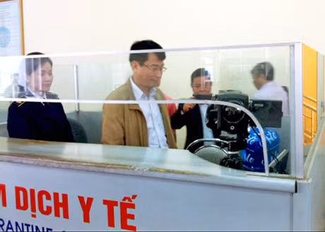Máy đo thân nhiệt để kiểm tra các trường hợp nhập cảnh có biểu hiện bất thường về sức khoẻ tại Cửa khẩu Quốc tế Móng Cái.