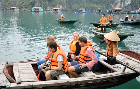 Khách du lịch nước ngoài tham quan Vịnh Hạ Long.