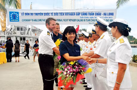 Đón du thuyền quốc tế đầu tiên cập cảng Tuần Châu.
