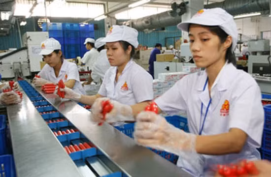 Hiện nay, người lao động chưa đủ sống với mức lương tối thiểu hiện có (Ảnh: Báo xây dựng)