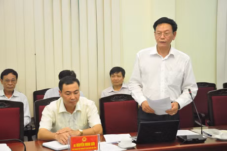 Lãnh đạo Sở Tài nguyên và môi trường báo cáo tại buổi giao ban.