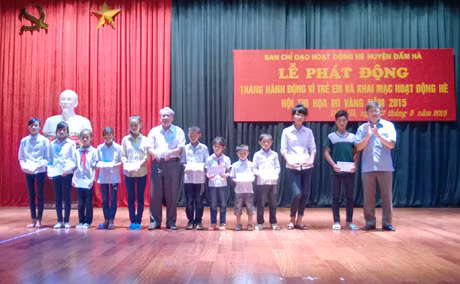 Lãnh đạo Huyện ủy Đầm Hà và Hội bảo trợ NTT&TMC tỉnh trao tặng 15 suất quà cho trẻ em có hoàn cảnh khó khăn 