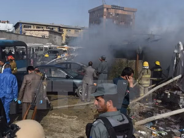  Lực lượng chức năng Afghanistan làm nhiệm vụ tại hiện trường một vụ đánh bom ở Kabul. (Nguồn: AFP/TTXVN)