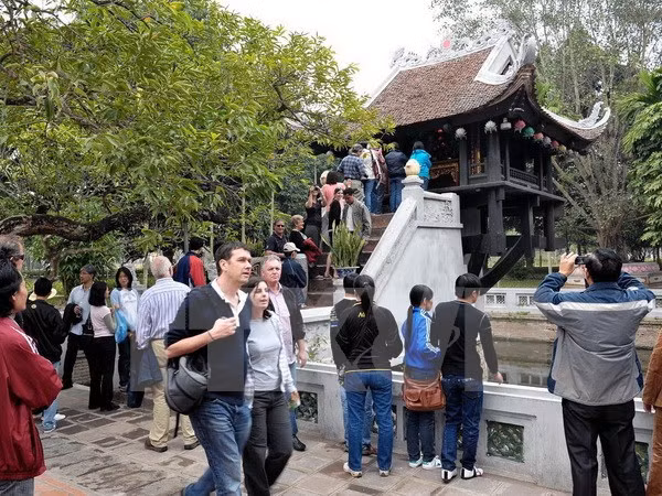 Du khách tham quan Chùa Một Cột. (Nguồn: TTXVN)
