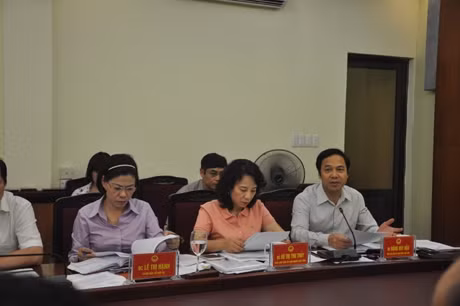Đồng chí Đặng Huy Hậu, Phó Chủ tịch UBND tỉnh phát biểu ý kiến về việc xây dựng Trung tâm báo chí Tỉnh