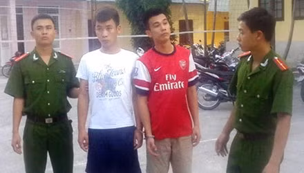 Nguyễn Đức Huy và Nguyễn Việt Anh khi bị đưa về cơ quan công an.