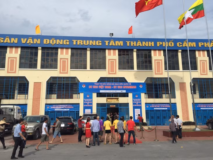 Sân vận động Cẩm Phả đã sẵn sàng cho trận đấu.