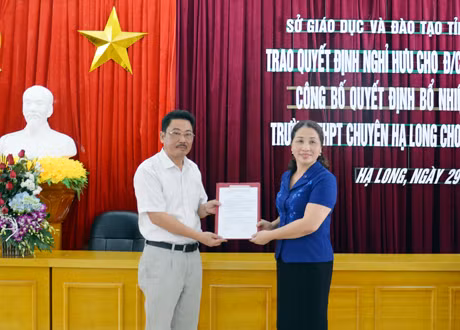 Đồng chí Vũ Liên Oanh, Tỉnh ủy viên, Giám đốc Sở GD&ĐT công bố Quyết định bổ nhiệm Hiệu trưởng Trường THPT Chuyên Hạ Long cho đồng chí Trịnh Đình Hải, nguyên Hiệu phó nhà trường