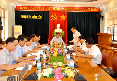 Lãnh đạo huyện Tiên Yên báo cáo về công tác chuẩn bị Đại hội Đảng bộ huyện.