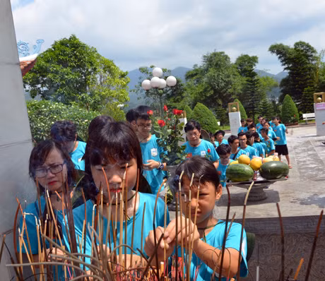 Thầy trò trường Đoàn Thị Điểm thắp hương tưởng niệm các anh hùng liệt sĩ tại Nghĩa trang Pò Hèn (TP Móng Cái) 