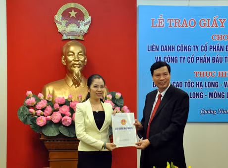 Đồng chí Nguyễn Đức Long, Chủ tịch UBND trao giấy chứng nhận đầu tư cho Nhà đầu tư