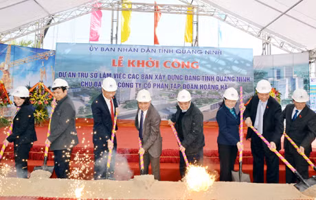 Trụ sở liên cơ quan số 4 tại phường Hồng Hà, TP Hạ Long được khởi công ngày 12-12-2014, do Công ty CP Tập đoàn Hoàng Hà đầu tư với tổng số vốn trên 360 tỷ đồng. Ảnh: Đỗ Phương