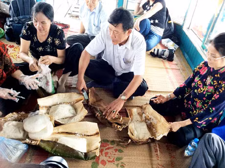Buổi trưa mọi người cùng thưởng thức món cơm nắm muối vừng dân dã.