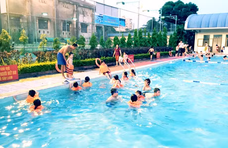 Một buổi học bơi của các em thanh, thiếu nhi tại bể bơi Công ty CP Than Núi Béo (TP Hạ Long).