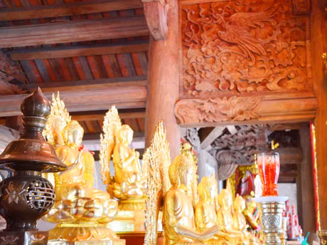 Hoa văn rồng phượng 2 bên vách gian thờ Phật