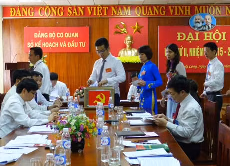 Đại biểu tham gia bỏ phiếu tại Đại hội