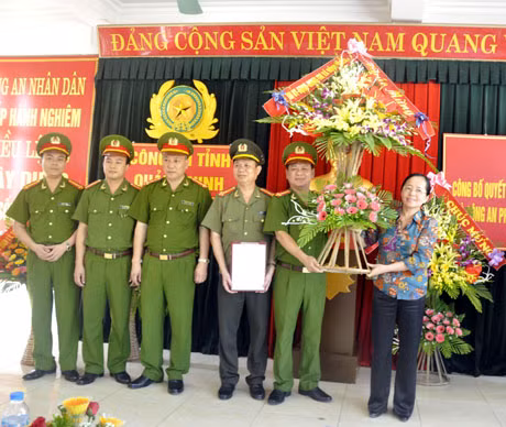 Lãnh đạo TX Đông Triều tặng hoa, chúc mừng CBCS Công an TX Đông Triều. 