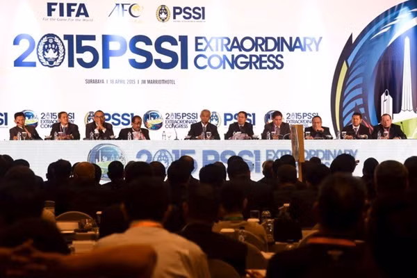 FIFA cấm vận bóng đá Indonesia vì sự can thiệp của chính phủ nước này - Ảnh: Reuters
