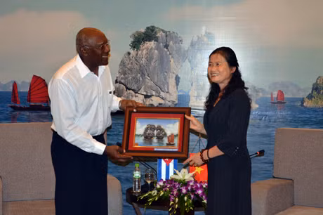 Đồng chí Đỗ Thị Hoàng, Phó Bí thư Thường trực Tỉnh ủy tặng quà lưu niệm cho đồng chí Salvador Valdes Mesa, Phó Chủ tịch Hội đồng nhà nước Cuba