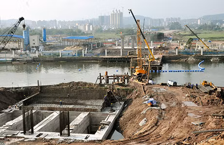Cầu Bắc Luân II đang được đẩy nhanh thi công.