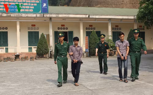 Hai đối tượng bị bắt giữ trong một vụ buôn bán trẻ em gái (Ảnh: An Kiên)
