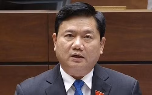 Bộ trưởng Đinh La Thăng cho biết, theo Thông tư 159 của Bộ Tài chính, các trạm thu phí phải cách nhau 70 km, nếu không đủ 70 km thì trước khi lập trạm thu phí phải có sự thỏa thuận của Bộ Tài chính và UBND các địa phương. 