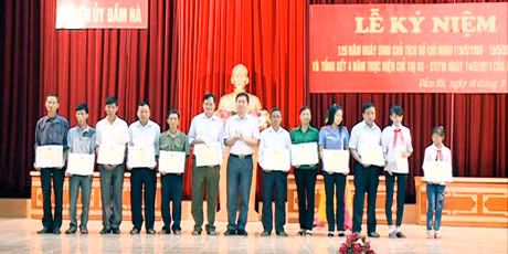 Lãnh đạo huyện Đầm Hà tặng giấy khen cho các tập thể, cá nhân có thành tích xuất sắc trong thực hiện Chỉ thị số 03-CT/TW. Ảnh: Ban Tuyên giáo Huyện uỷ Đầm Hà cung cấp