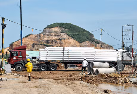 Trung tuần tháng 5-2015, chúng tôi đến công trường xây dựng Nhà máy dệt may tại Khu Công nghiệp Texhong Hải Hà, đâu đâu cũng bắt gặp không khí thi công hối hả, từng chuyến xe chở thiết bị cấu kiện liên tục được vận chuyển vào công trường (ảnh 1). 