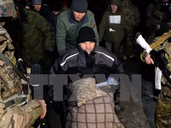  Các tù binh thuộc lực lượng ly khai tại cuộc trao đổi tù binh ở thành phố Frunze, gần Lugansk, Ukraine ngày 21/2. (Nguồn: AFP/TTXVN)