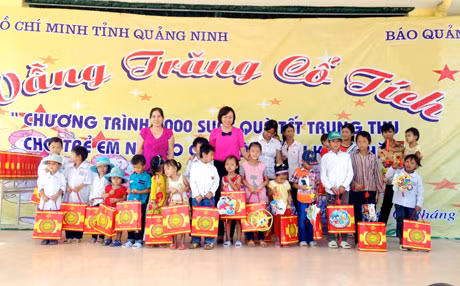 Đại diện lãnh đạo Báo Quảng Ninh tặng quà cho trẻ em nghèo có hoàn cảnh khó khăn tại xã Lương Mông, huyện Ba Chẽ.