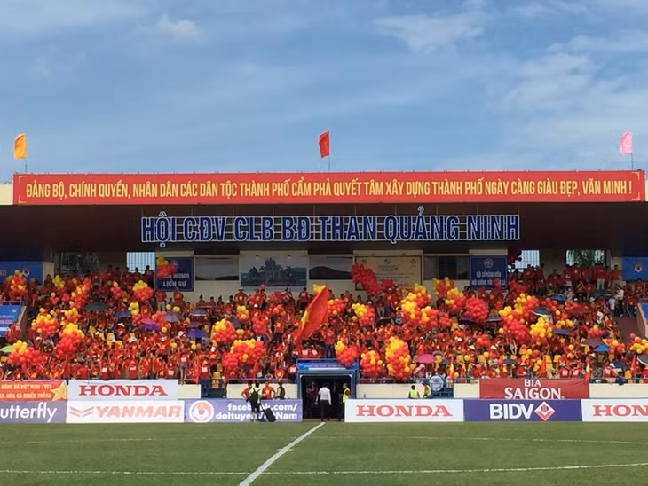 Các khán đài được nhuộm đỏ.