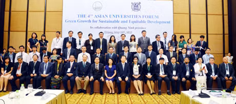 Các đại biểu tham dự Diễn đàn các trường đại học châu Á lần thứ 4 tổ chức tại TP Hạ Long, chụp ảnh lưu niệm.