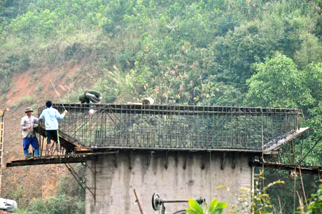 Hiện đang tiến hành khoan cọc nhồi mố M1 và thi công trụ T2 (ảnh 4), còn lại trụ T1 và đường dẫn nhà thầu vẫn chưa thi công. 