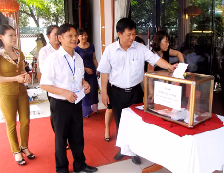Lãnh đạo Sở GD và ĐT cùng Nhà giáo Nhân dân Lưu Xuân Giới ủng hộ học sinh Bùi Tuấn Anh.